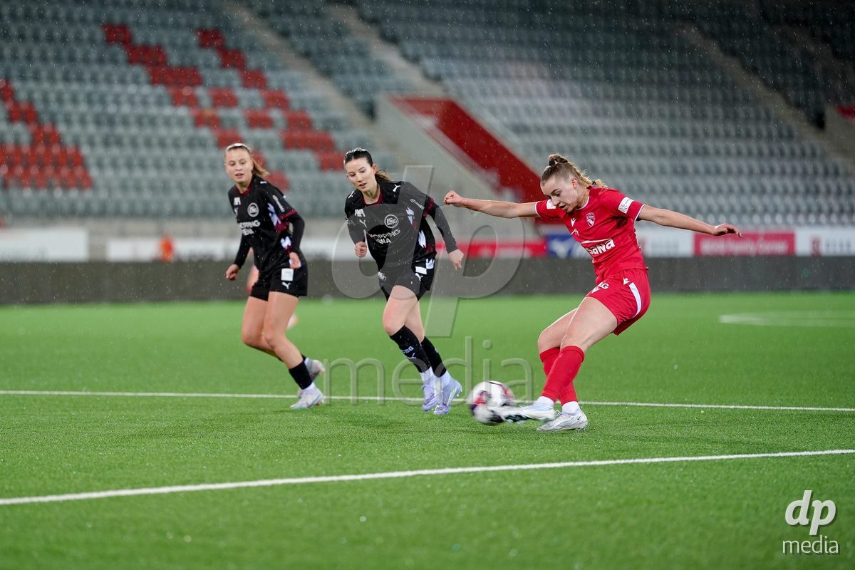Schweiz: AXA Womens Super League 2025/26, FC Thun vs FC St.Gallen 1879 - Stockhorn Arena, Thun: Celine Schmid (34 Thun) in Aktion