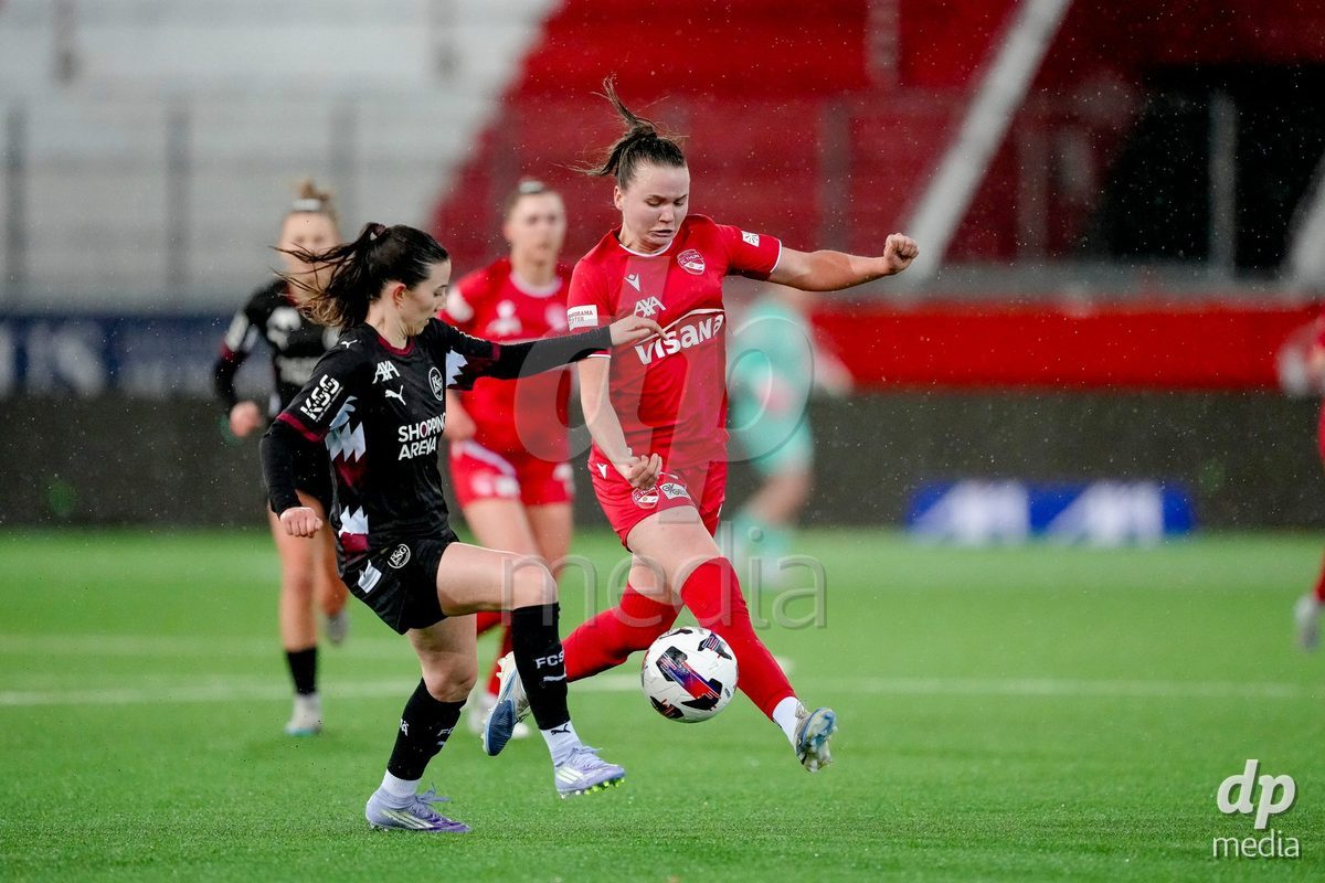 Schweiz: AXA Womens Super League 2025/26, FC Thun vs FC St.Gallen 1879 - Stockhorn Arena, Thun: Janine Minnig (9 Thun) im Duell mit Chantal Wyser (6 FC St.Gallen)