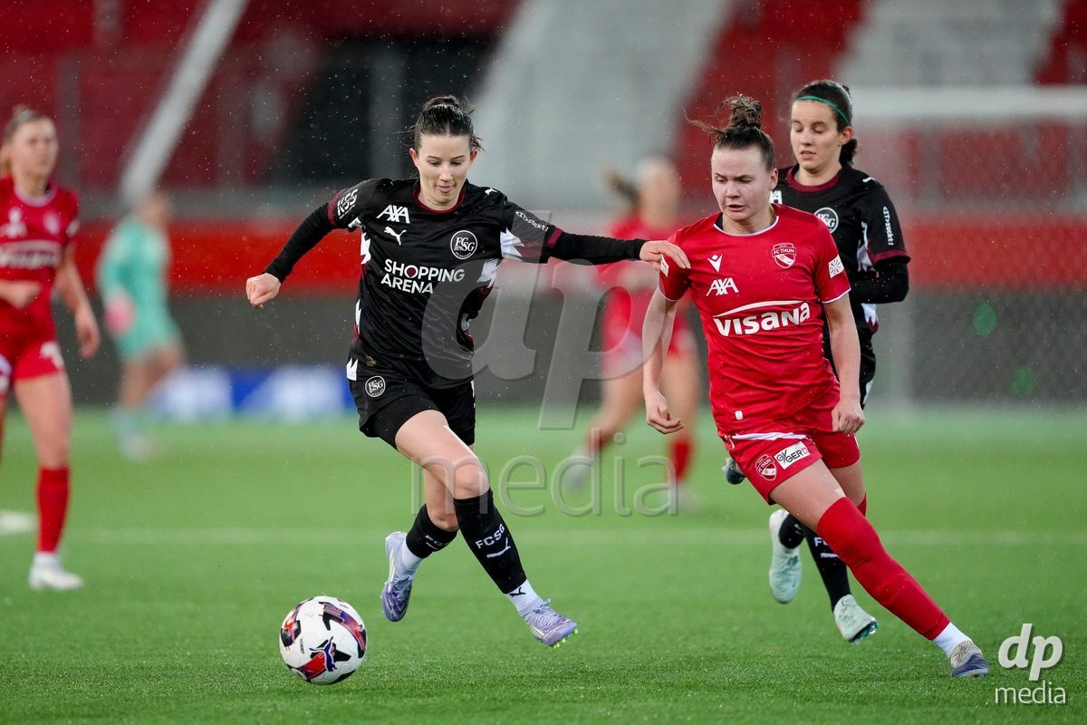Schweiz: AXA Womens Super League 2025/26, FC Thun vs FC St.Gallen 1879 - Stockhorn Arena, Thun: Chantal Wyser (6 FC St.Gallen) im Duell mit  Janine Minnig (9 Thun)