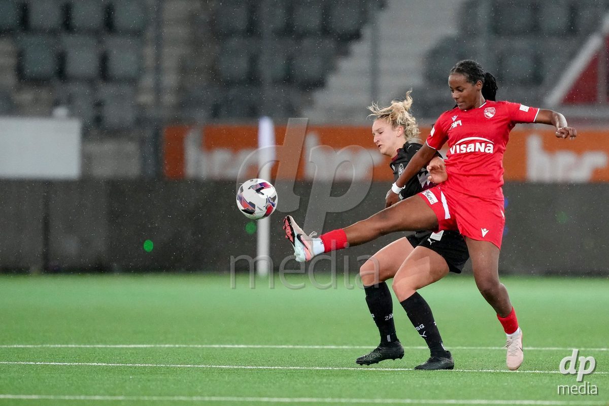 Schweiz: AXA Womens Super League 2025/26, FC Thun vs FC St.Gallen 1879 - Stockhorn Arena, Thun: Vanessa Wenger (20 Thun) im Duell mit Sina Cavelti (21 FC St.Gallen)