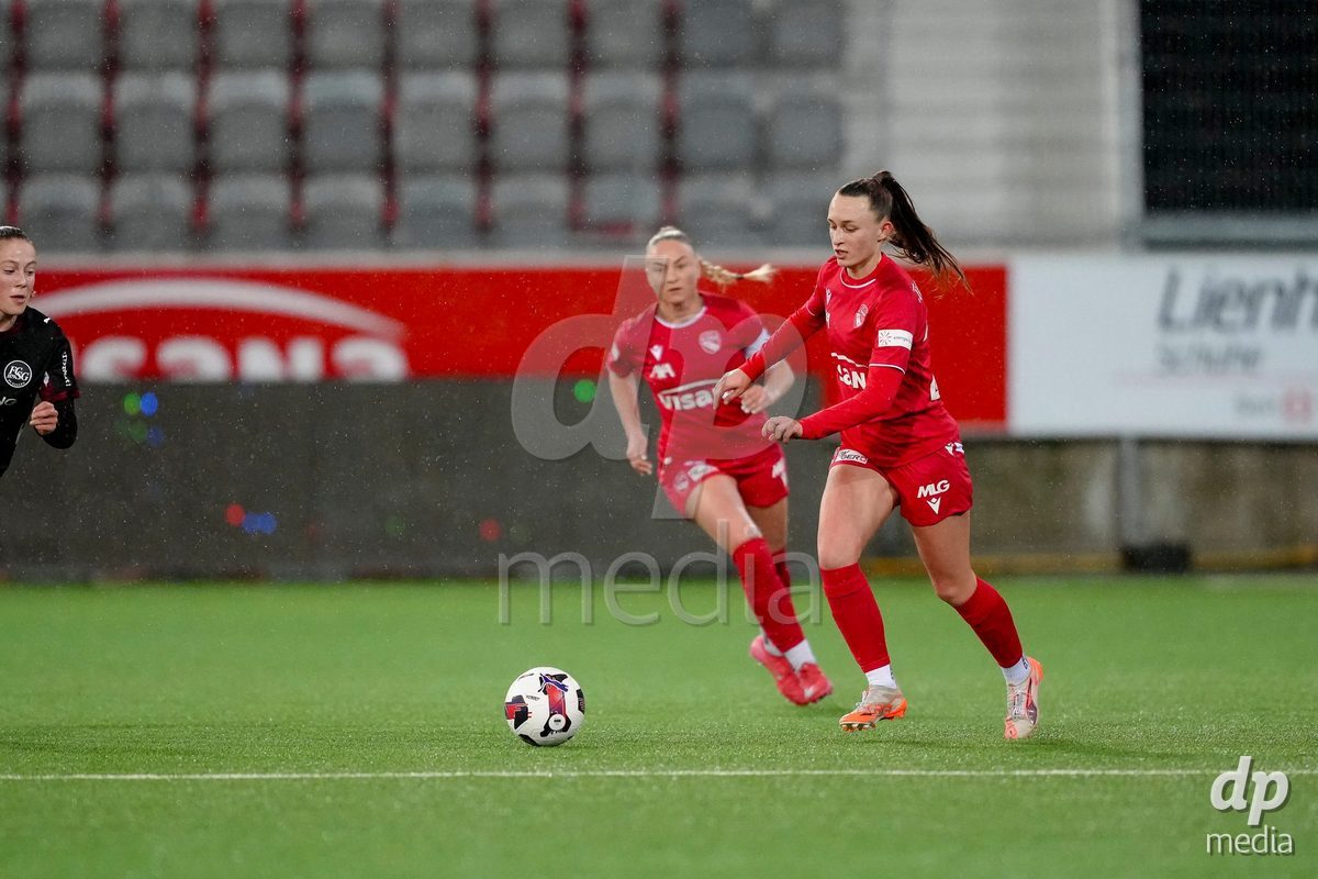 Schweiz: AXA Womens Super League 2025/26, FC Thun vs FC St.Gallen 1879 - Stockhorn Arena, Thun: Celine Frey (26 Thun) in Aktion