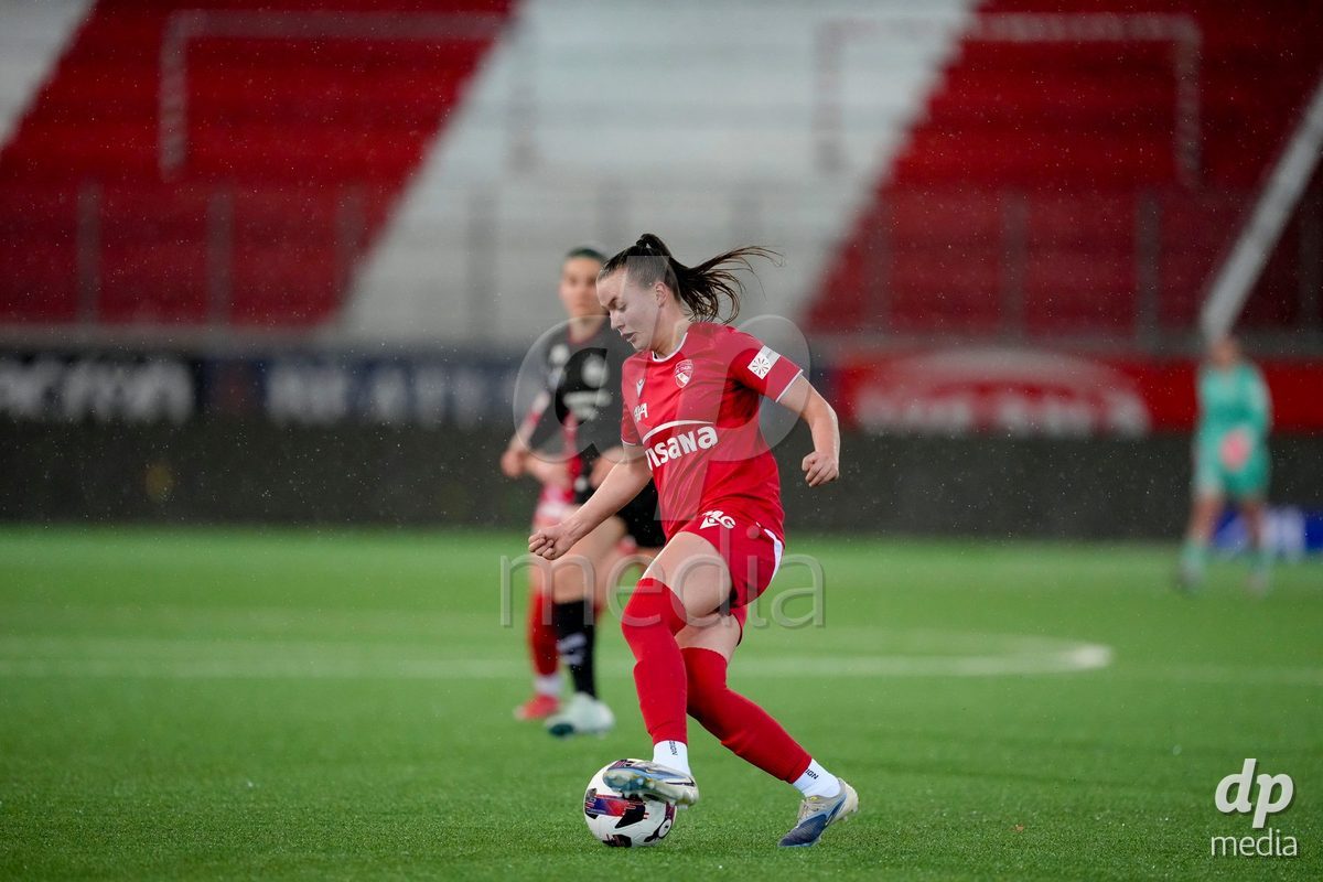 Schweiz: AXA Womens Super League 2025/26, FC Thun vs FC St.Gallen 1879 - Stockhorn Arena, Thun: Janine Minnig (9 Thun) in Aktion