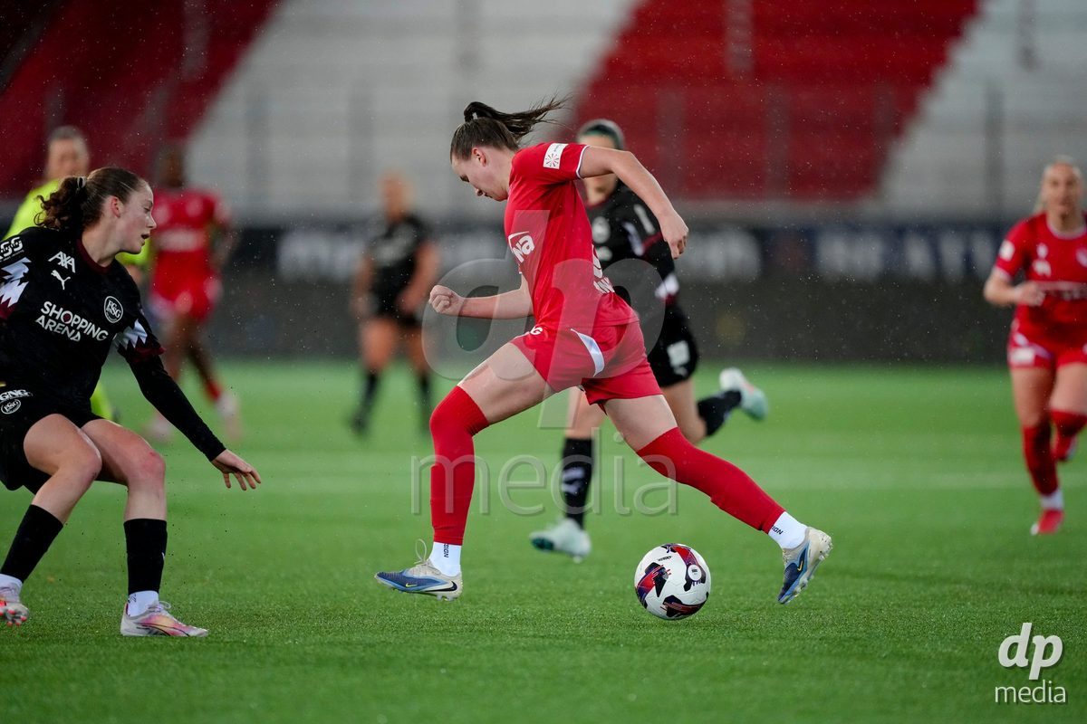 Schweiz: AXA Womens Super League 2025/26, FC Thun vs FC St.Gallen 1879 - Stockhorn Arena, Thun: Janine Minnig (9 Thun) in Aktion