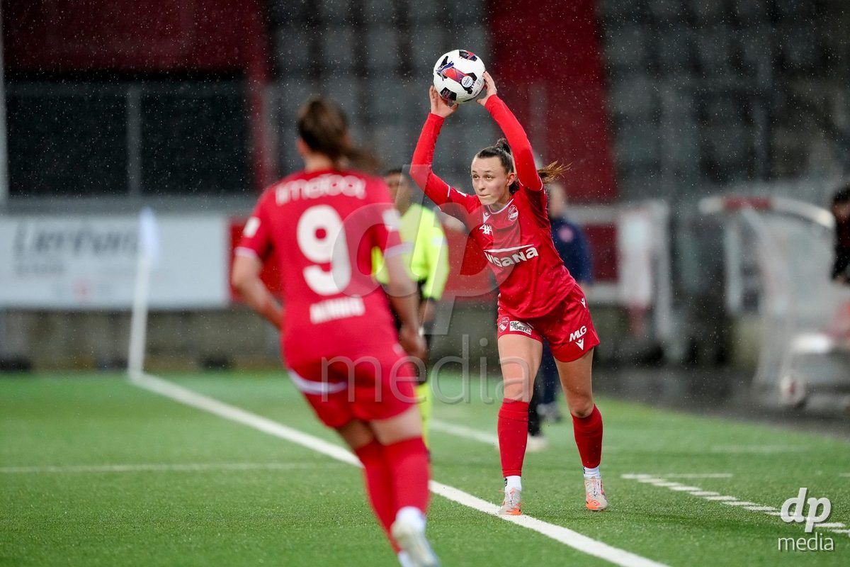 Schweiz: AXA Womens Super League 2025/26, FC Thun vs FC St.Gallen 1879 - Stockhorn Arena, Thun: Celine Frey (26 Thun) beim Einwurf