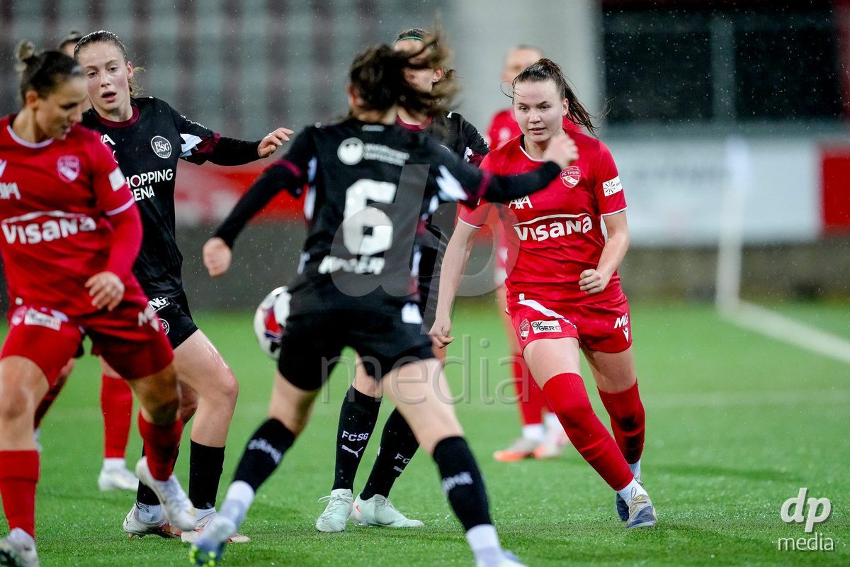 Schweiz: AXA Womens Super League 2025/26, FC Thun vs FC St.Gallen 1879 - Stockhorn Arena, Thun: Janine Minnig (9 Thun) in Aktion