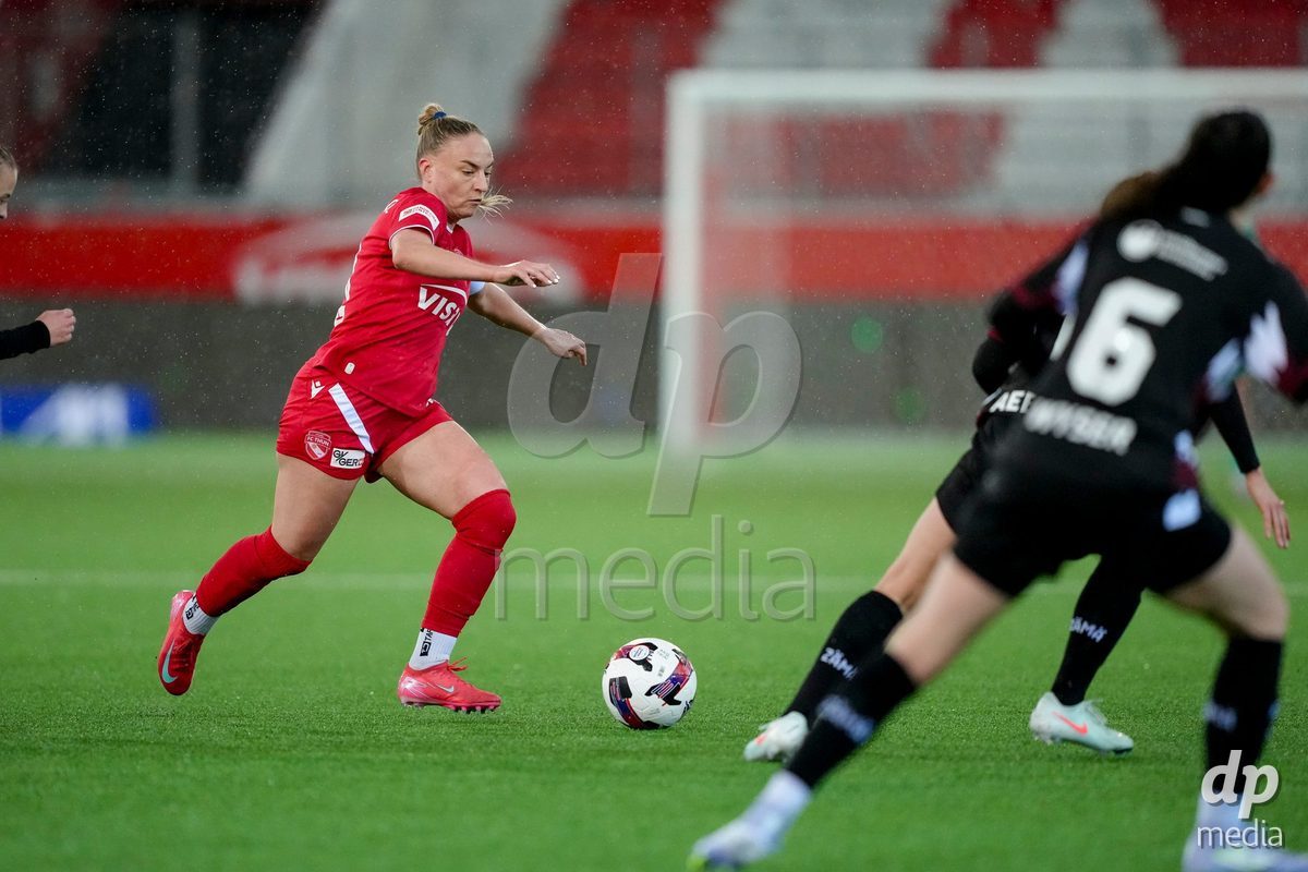 Schweiz: AXA Womens Super League 2025/26, FC Thun vs FC St.Gallen 1879 - Stockhorn Arena, Thun: Shenia Schmid (61 Thun) in Aktion
