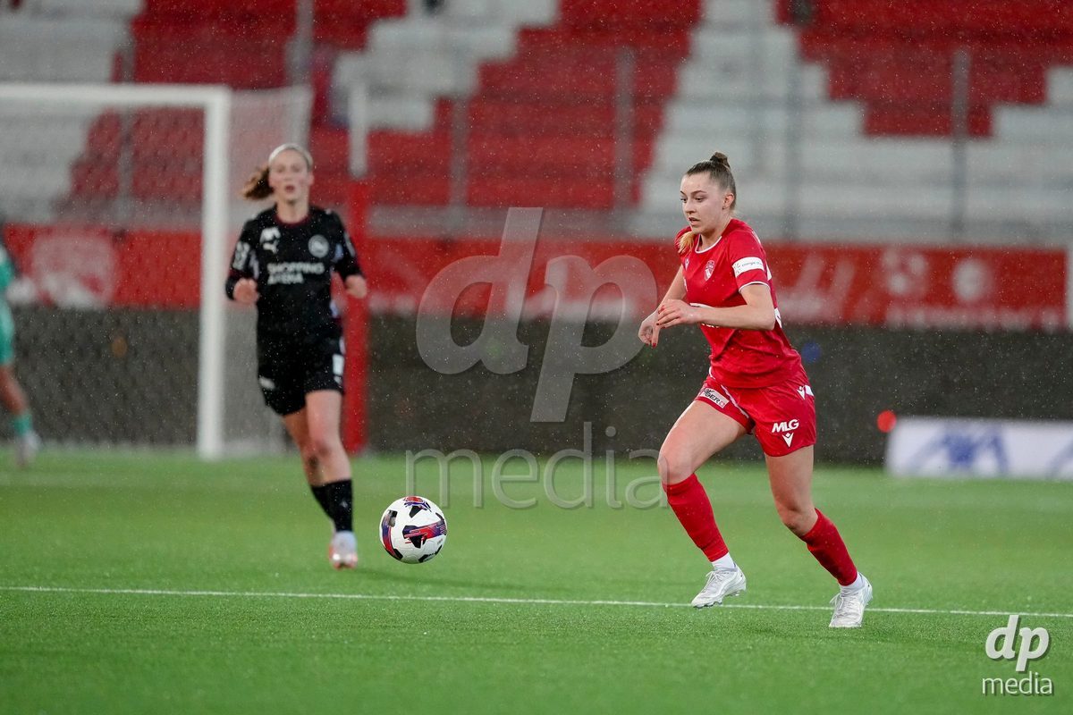 Schweiz: AXA Womens Super League 2025/26, FC Thun vs FC St.Gallen 1879 - Stockhorn Arena, Thun: Celine Schmid (34 Thun) in Aktion