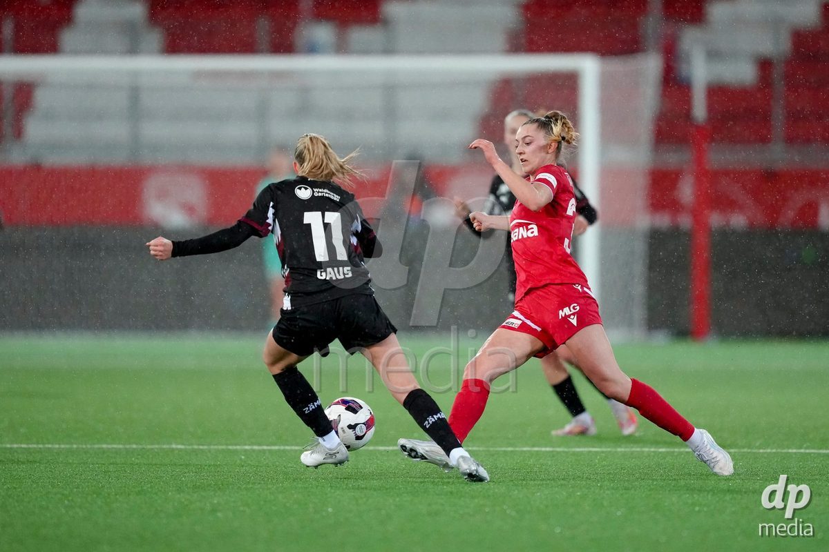 Schweiz: AXA Womens Super League 2025/26, FC Thun vs FC St.Gallen 1879 - Stockhorn Arena, Thun: Celine Schmid (34 Thun) im Duell mit Franziska Gaus (11 FC St.Gallen)