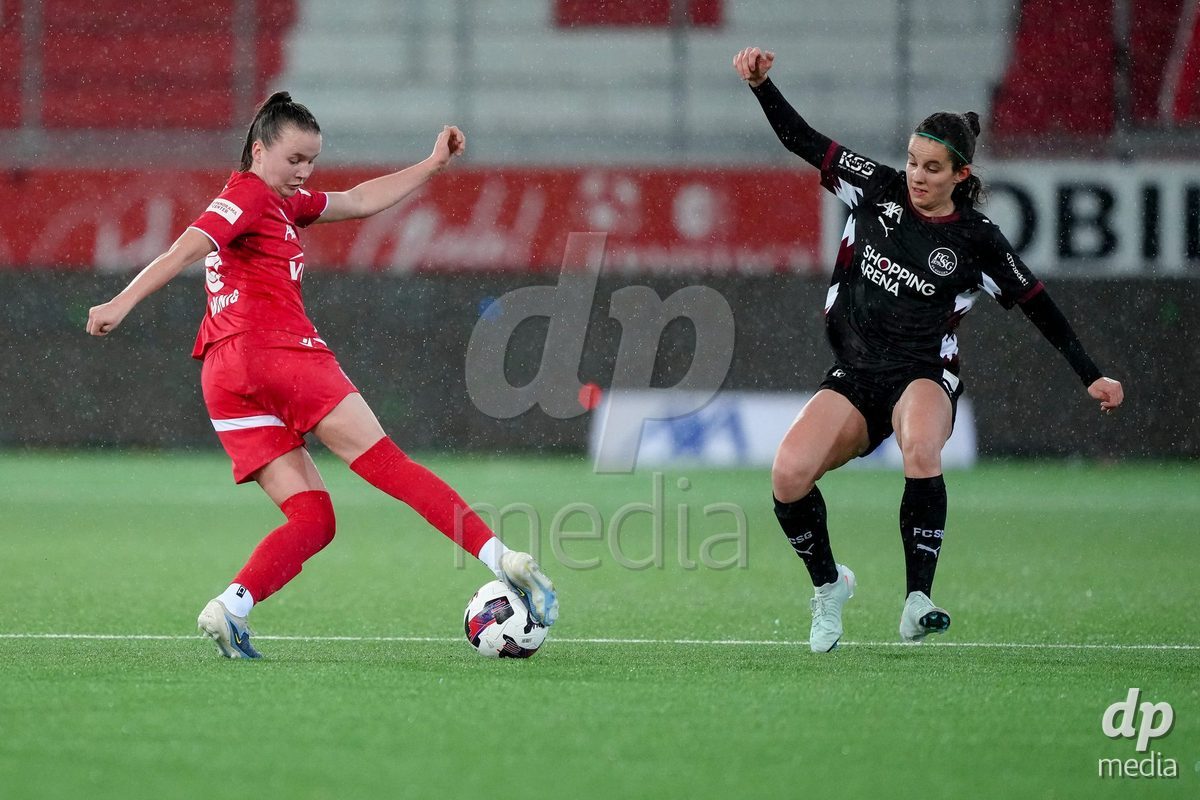 Schweiz: AXA Womens Super League 2025/26, FC Thun vs FC St.Gallen 1879 - Stockhorn Arena, Thun: Janine Minnig (9 Thun) im Duell mit Yael Aeberhard (17 FC St.Gallen)