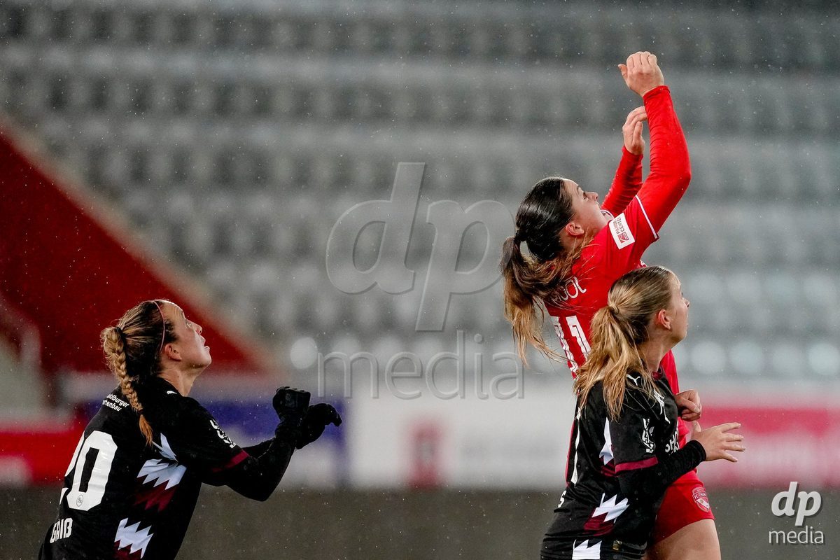 Schweiz: AXA Womens Super League 2025/26, FC Thun vs FC St.Gallen 1879 - Stockhorn Arena, Thun: Selina Ueltschi (11 Thun) in einem Kopfball Duell mit Franziska Gaus (11 FC St.Gallen) und Tabea Griss (20 FC St.Gallen)