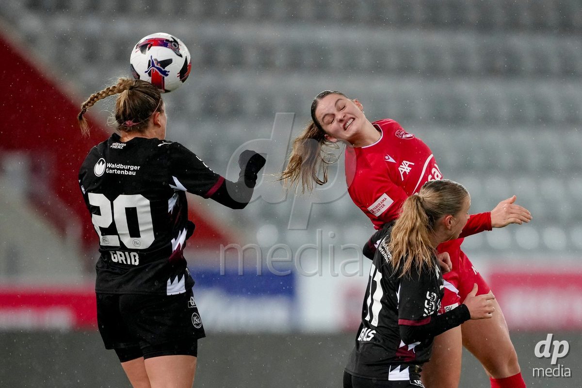 Schweiz: AXA Womens Super League 2025/26, FC Thun vs FC St.Gallen 1879 - Stockhorn Arena, Thun: Tabea Griss (20 FC St.Gallen) und Franziska Gaus (11 FC St.Gallen) in einem Kopfball Duell mit  Selina Ueltschi (11 Thun)