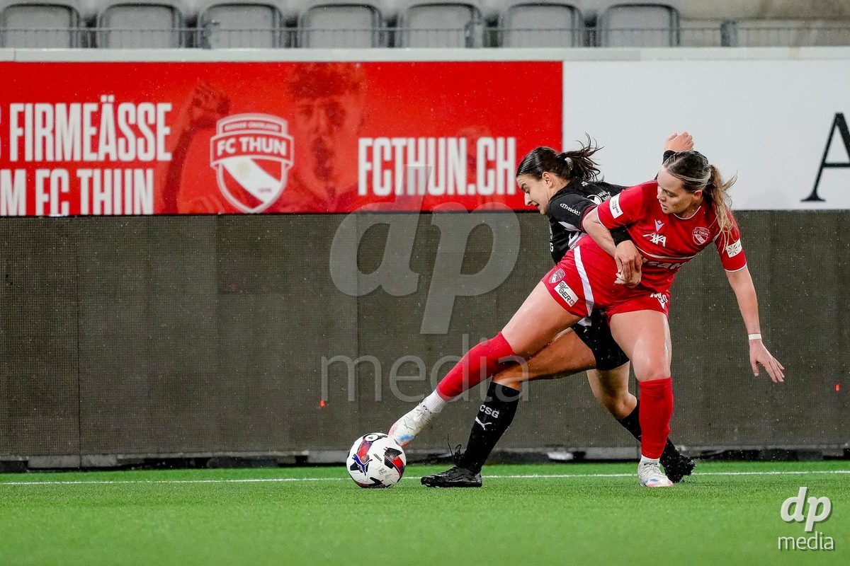 Schweiz: AXA Womens Super League 2025/26, FC Thun vs FC St.Gallen 1879 - Stockhorn Arena, Thun: Rilana Ueltschi (29 Thun) im Duell mit