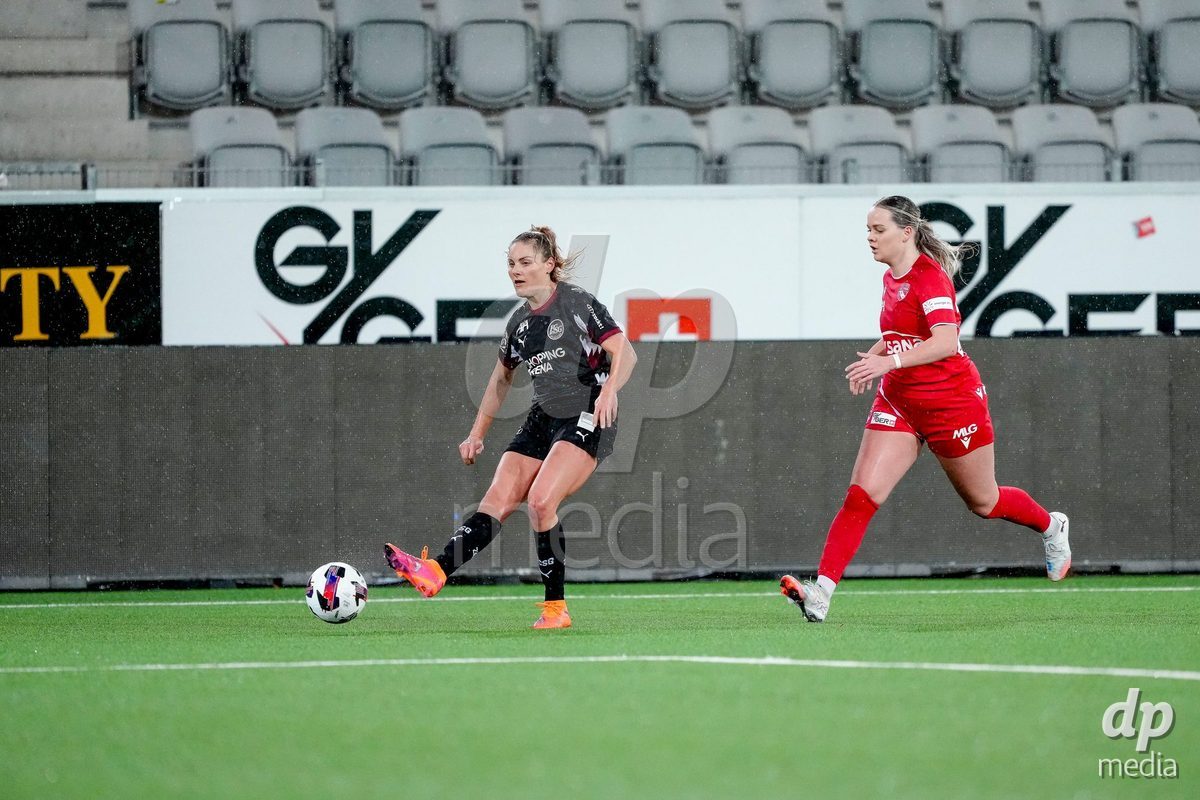 Schweiz: AXA Womens Super League 2025/26, FC Thun vs FC St.Gallen 1879 - Stockhorn Arena, Thun: Lea Eisenring (23 FC St.Gallen) im Duell mit Rilana Ueltschi (29 Thun)