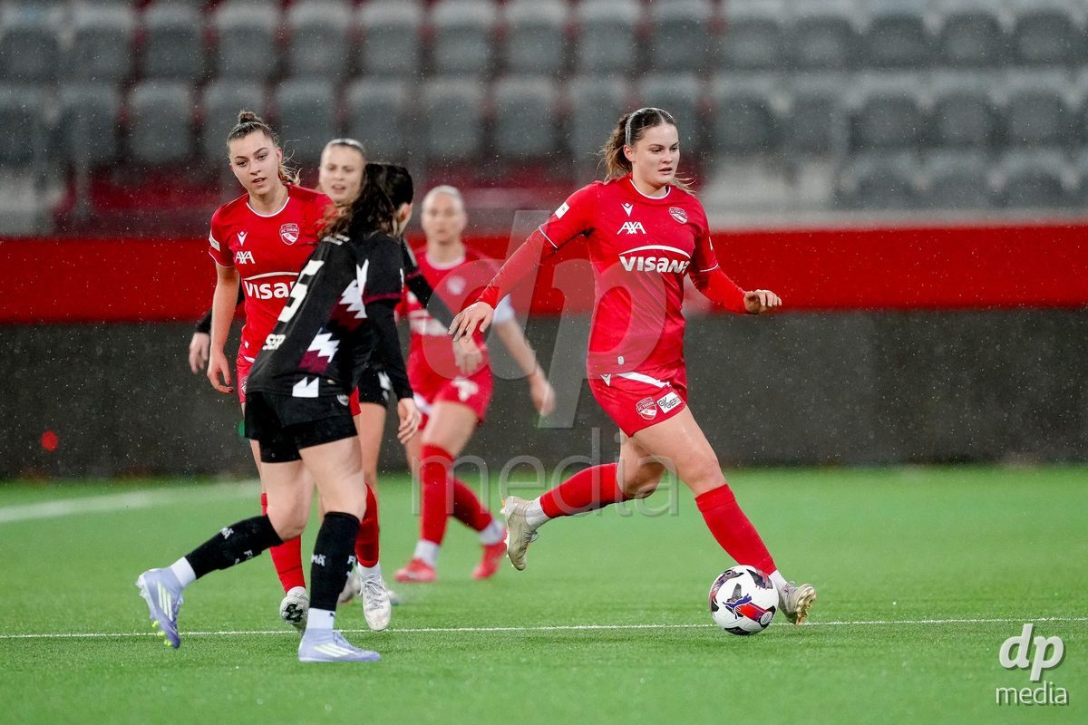 Schweiz: AXA Womens Super League 2025/26, FC Thun vs FC St.Gallen 1879 - Stockhorn Arena, Thun: Selina Ueltschi (11 Thun) im Duell mit Chantal Wyser (6 FC St.Gallen)