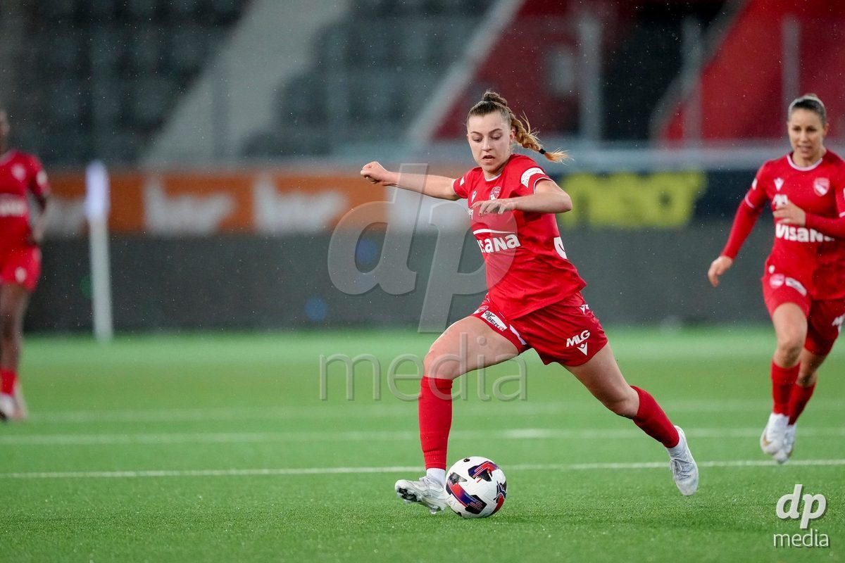 Schweiz: AXA Womens Super League 2025/26, FC Thun vs FC St.Gallen 1879 - Stockhorn Arena, Thun: Celine Schmid (34 Thun) in Aktion
