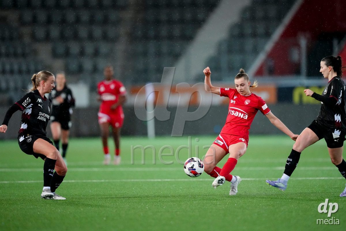 Schweiz: AXA Womens Super League 2025/26, FC Thun vs FC St.Gallen 1879 - Stockhorn Arena, Thun: Celine Schmid (34 Thun) in Aktion