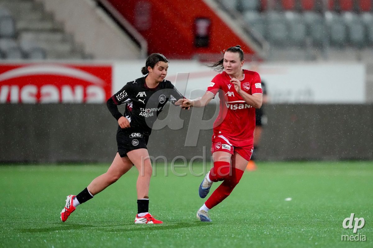 Schweiz: AXA Womens Super League 2025/26, FC Thun vs FC St.Gallen 1879 - Stockhorn Arena, Thun: Katharina Risch (24 FC St.Gallen) im Duell mit Janine Minnig (9 Thun)