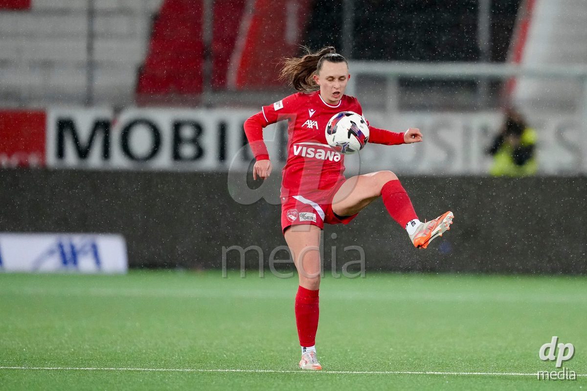 Schweiz: AXA Womens Super League 2025/26, FC Thun vs FC St.Gallen 1879 - Stockhorn Arena, Thun: Celine Frey (26 Thun) in Aktion