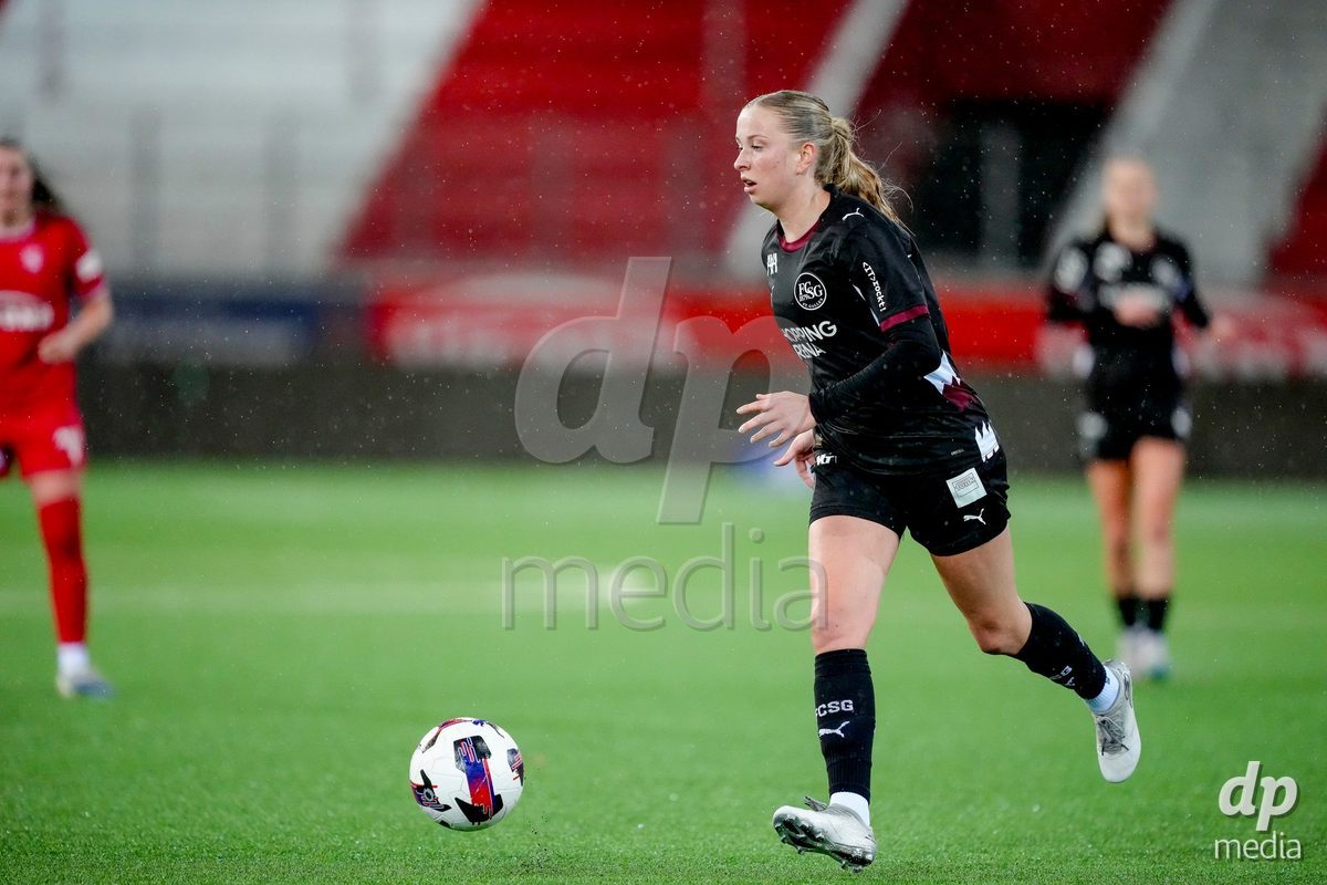 Schweiz: AXA Womens Super League 2025/26, FC Thun vs FC St.Gallen 1879 - Stockhorn Arena, Thun: Franziska Gaus (11 FC St.Gallen) in Aktion