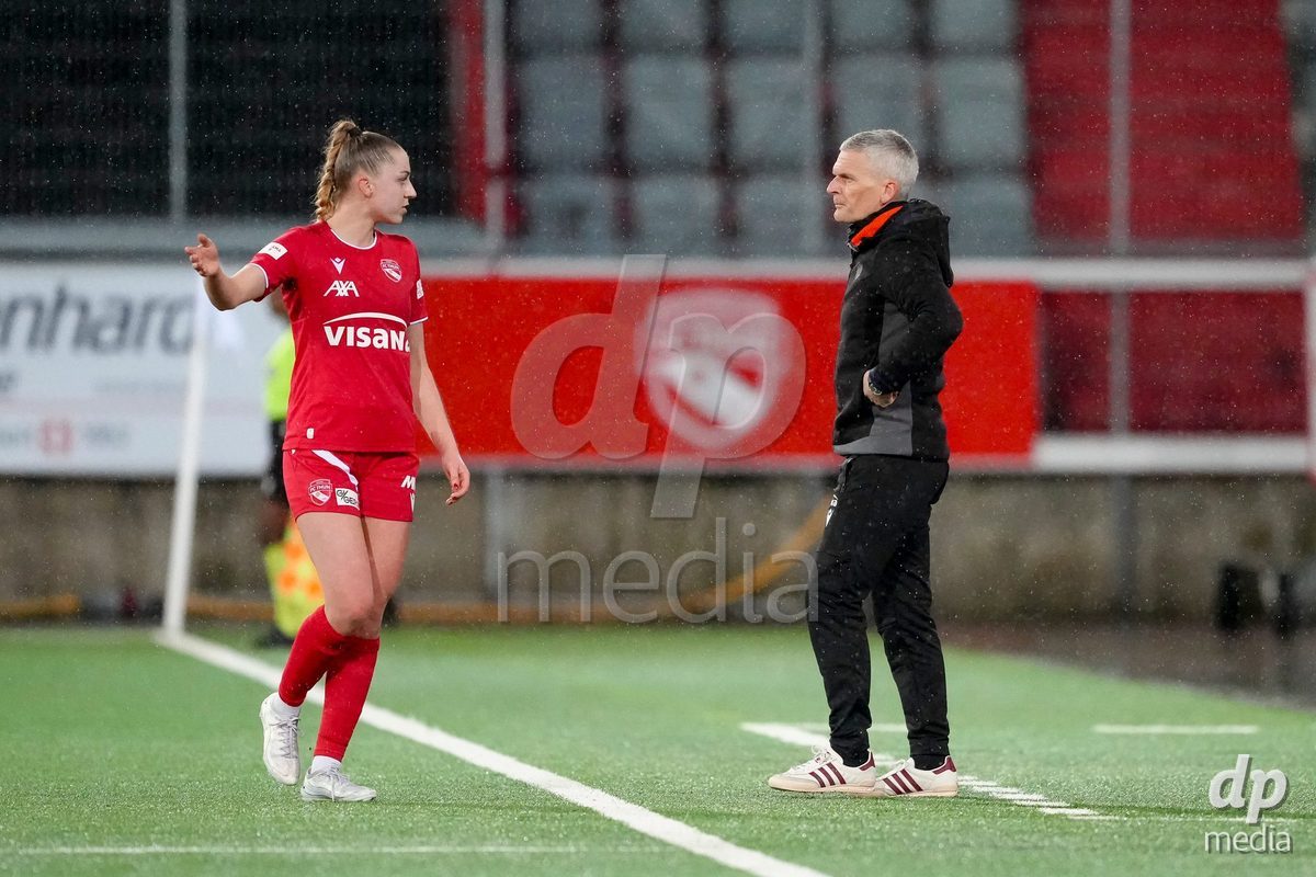 Schweiz: AXA Womens Super League 2025/26, FC Thun vs FC St.Gallen 1879 - Stockhorn Arena, Thun: Celine Schmid (34 Thun) im Gespräch mit Trainer Emil Inauen (Thun)