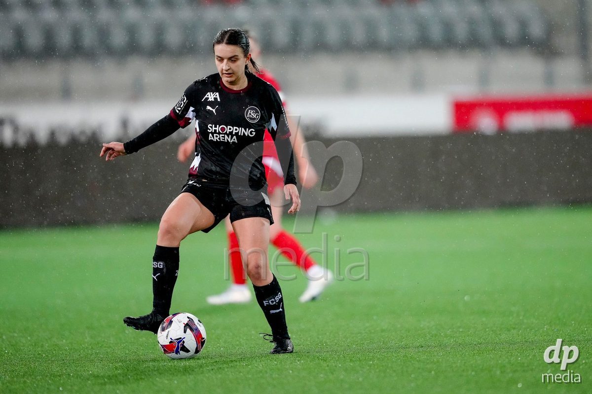 Schweiz: AXA Womens Super League 2025/26, FC Thun vs FC St.Gallen 1879 - Stockhorn Arena, Thun: Anika Seliner (33 FC St.Gallen) in Aktion