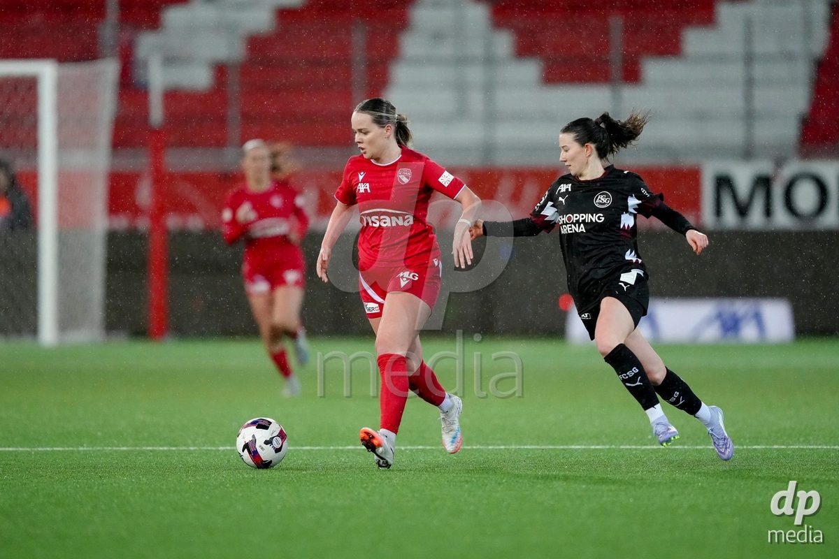 Schweiz: AXA Womens Super League 2025/26, FC Thun vs FC St.Gallen 1879 - Stockhorn Arena, Thun: Selina Ueltschi (11 Thun) im Duell mit Chantal Wyser (6 FC St.Gallen)