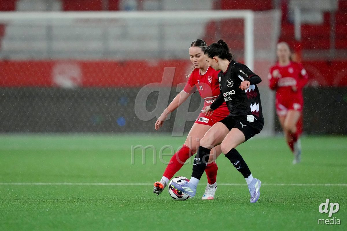 Schweiz: AXA Womens Super League 2025/26, FC Thun vs FC St.Gallen 1879 - Stockhorn Arena, Thun: Selina Ueltschi (11 Thun) im Duell mit Chantal Wyser (6 FC St.Gallen)