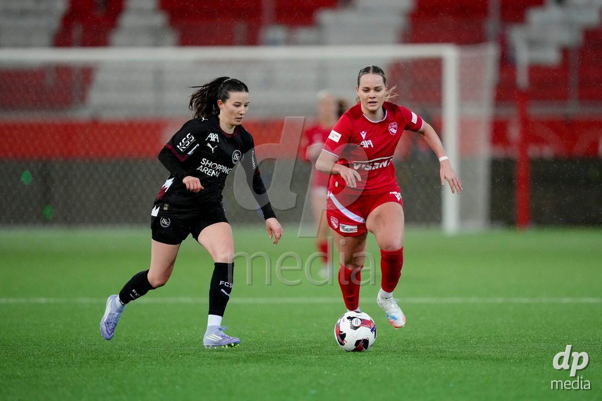 Schweiz: AXA Womens Super League 2025/26, FC Thun vs FC St.Gallen 1879 - Stockhorn Arena, Thun: Selina Ueltschi (11 Thun) im Duell mit Chantal Wyser (6 FC St.Gallen)