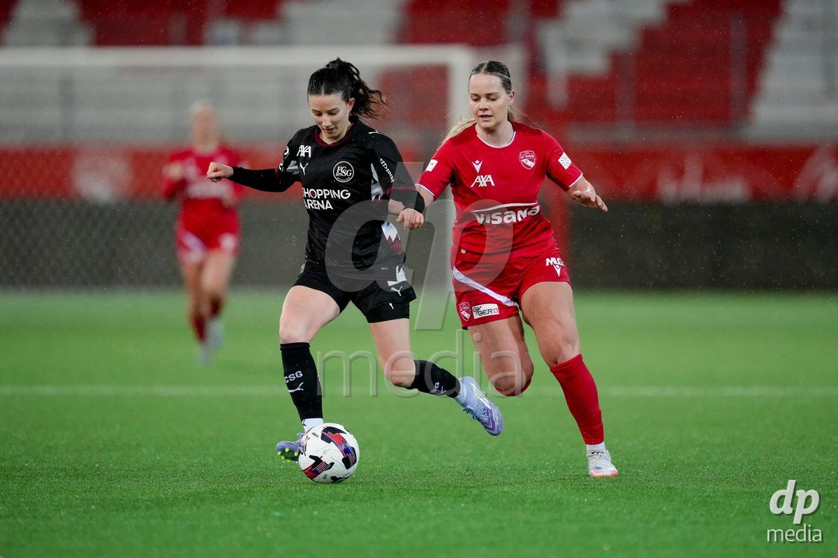 Schweiz: AXA Womens Super League 2025/26, FC Thun vs FC St.Gallen 1879 - Stockhorn Arena, Thun: Selina Ueltschi (11 Thun) im Duell mit Chantal Wyser (6 FC St.Gallen)
