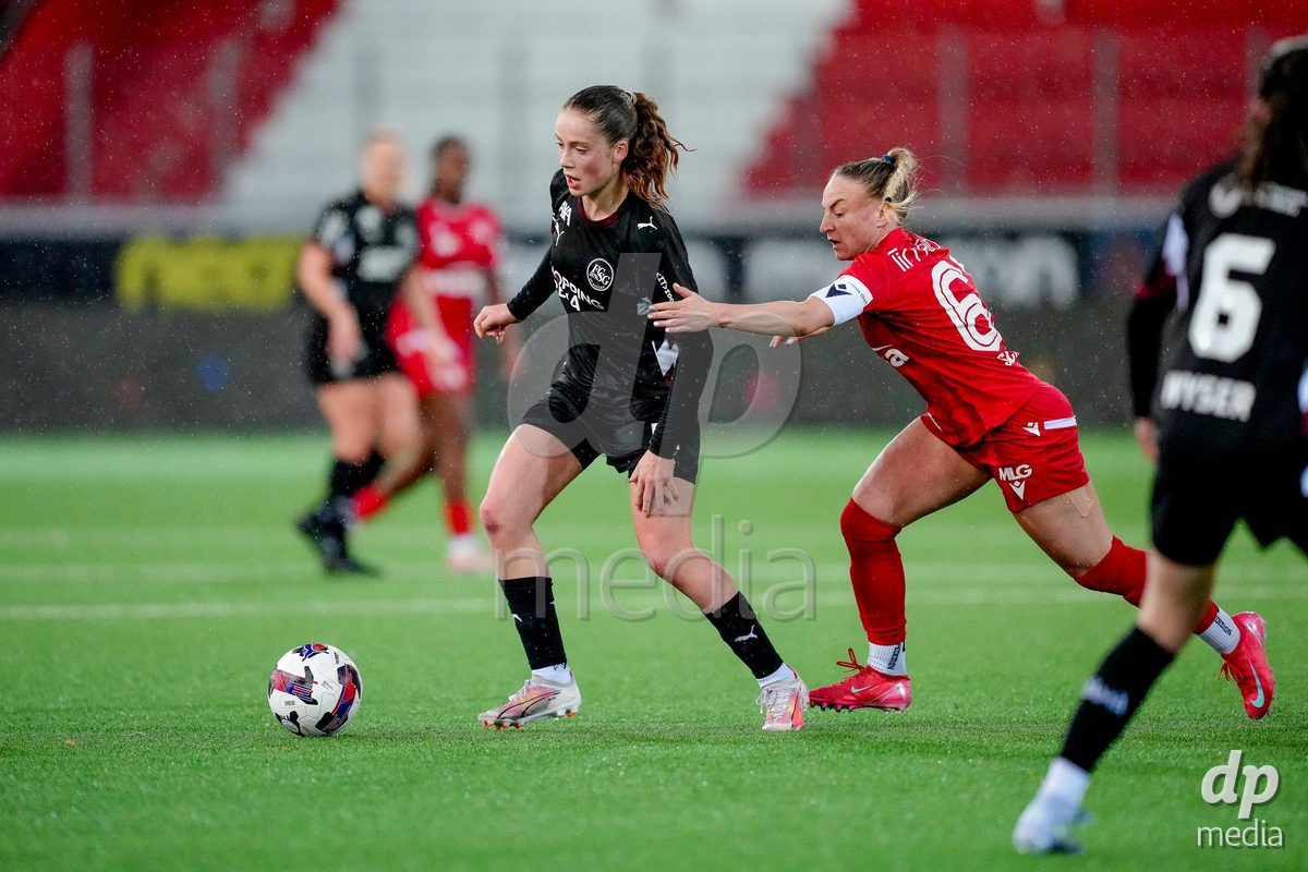 Schweiz: AXA Womens Super League 2025/26, FC Thun vs FC St.Gallen 1879 - Stockhorn Arena, Thun: Shenia Schmid (61 Thun) im Duell mit Lia Ammann (8 FC St.Gallen)
