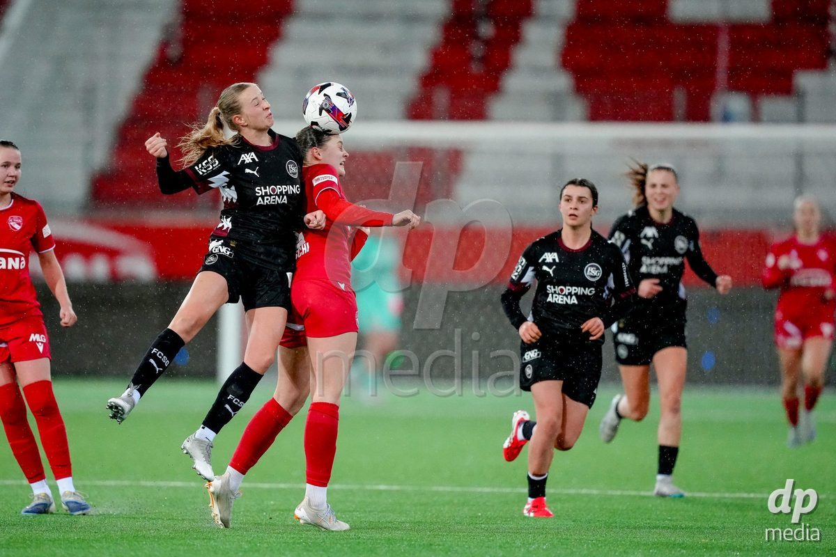 Schweiz: AXA Womens Super League 2025/26, FC Thun vs FC St.Gallen 1879 - Stockhorn Arena, Thun: Franziska Gaus (11 FC St.Gallen) in einem Kopfball Duell mit Selina Ueltschi (11 Thun)