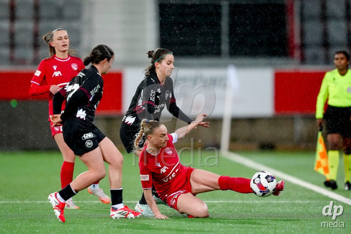 Schweiz: AXA Womens Super League 2025/26, FC Thun vs FC St.Gallen 1879 - Stockhorn Arena, Thun: Shenia Schmid (61 Thun) im Duell mit Yael Aeberhard (17 FC St.Gallen) und Anika Seliner (33 FC St.Gallen)