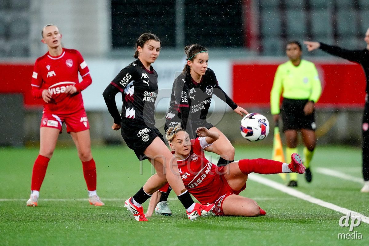 Schweiz: AXA Womens Super League 2025/26, FC Thun vs FC St.Gallen 1879 - Stockhorn Arena, Thun: Shenia Schmid (61 Thun) im Duell mit Yael Aeberhard (17 FC St.Gallen) und Anika Seliner (33 FC St.Gallen)