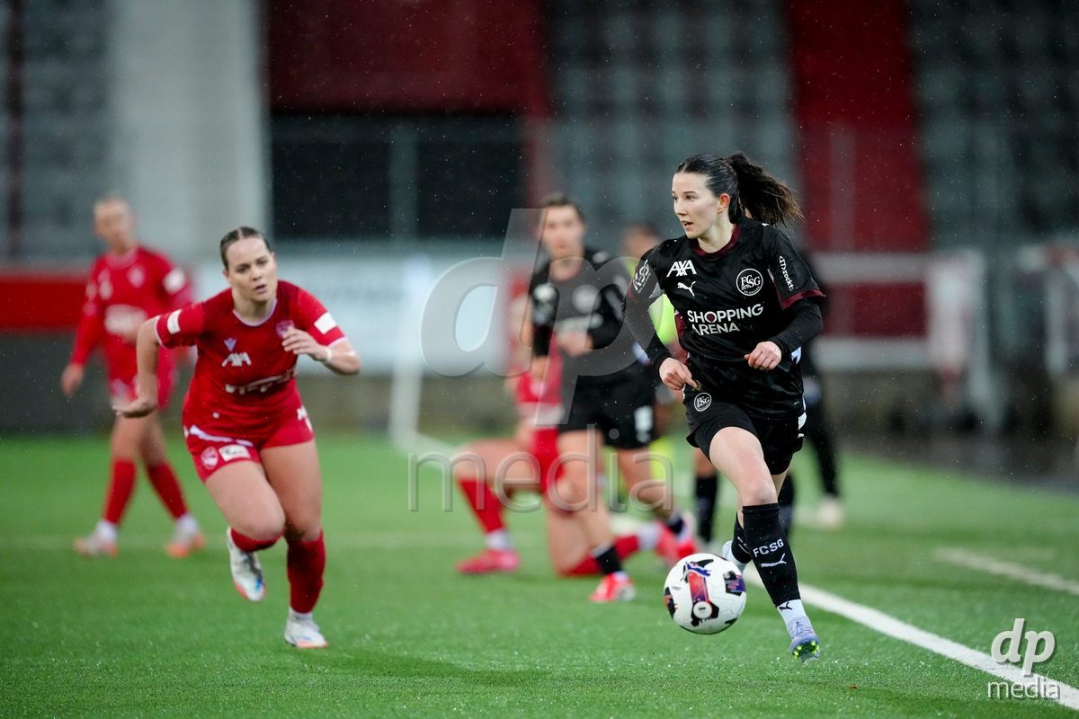 Schweiz: AXA Womens Super League 2025/26, FC Thun vs FC St.Gallen 1879 - Stockhorn Arena, Thun: Chantal Wyser (6 FC St.Gallen) in Aktion