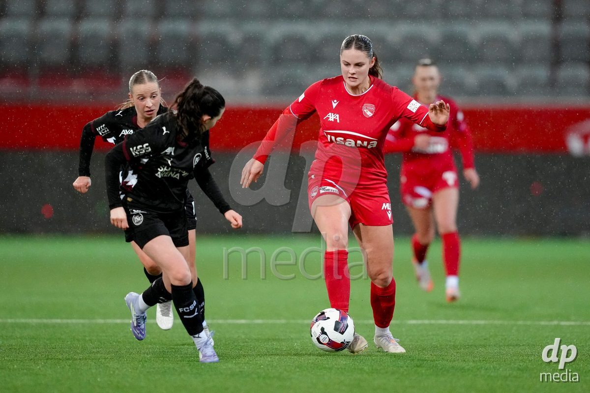 Schweiz: AXA Womens Super League 2025/26, FC Thun vs FC St.Gallen 1879 - Stockhorn Arena, Thun: Selina Ueltschi (11 Thun) im Duell mit Chantal Wyser (6 FC St.Gallen)