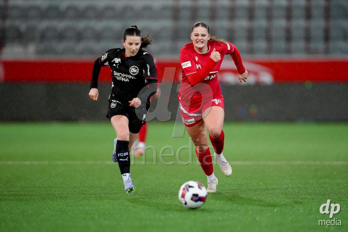 Schweiz: AXA Womens Super League 2025/26, FC Thun vs FC St.Gallen 1879 - Stockhorn Arena, Thun: Selina Ueltschi (11 Thun) im Duell mit Chantal Wyser (6 FC St.Gallen)