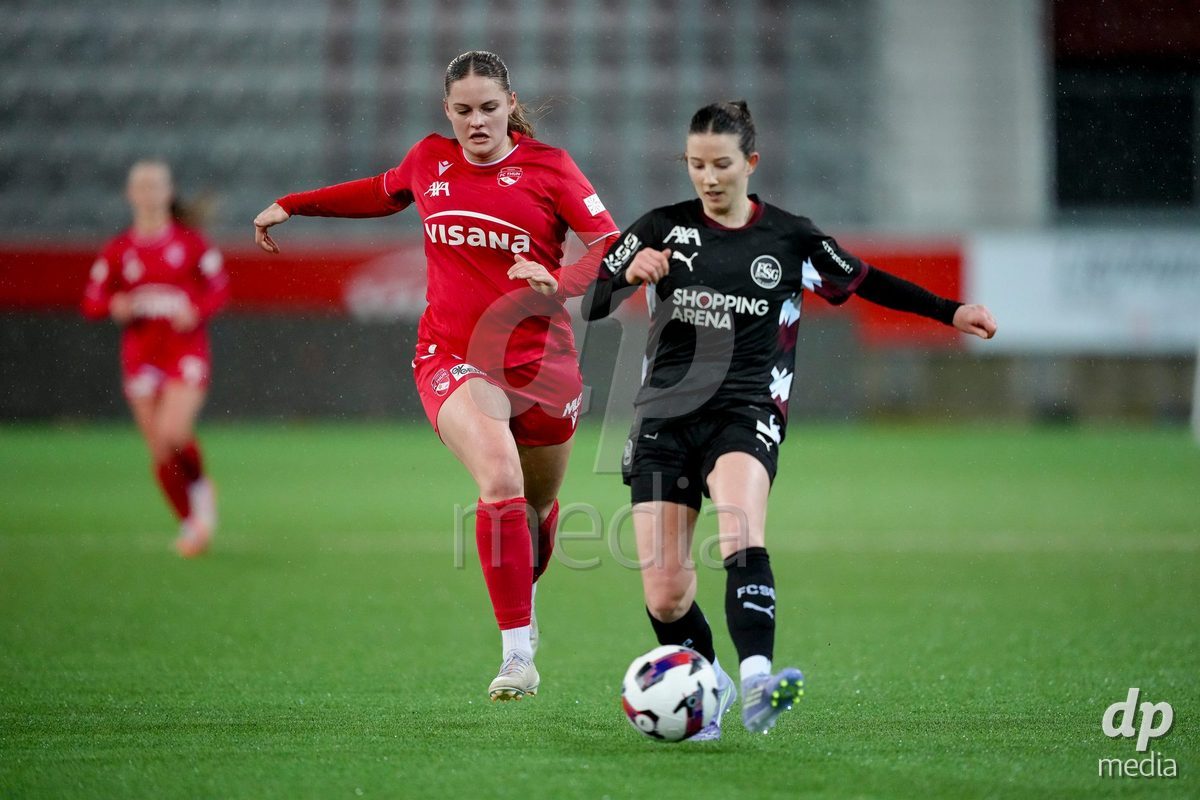 Schweiz: AXA Womens Super League 2025/26, FC Thun vs FC St.Gallen 1879 - Stockhorn Arena, Thun: Selina Ueltschi (11 Thun) im Duell mit Chantal Wyser (6 FC St.Gallen)
