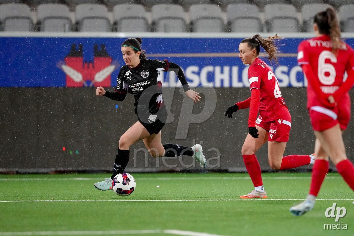 Schweiz: AXA Womens Super League 2025/26, FC Thun vs FC St.Gallen 1879 - Stockhorn Arena, Thun: Yael Aeberhard (17 FC St.Gallen) im Duell mit Celine Frey (26 Thun)