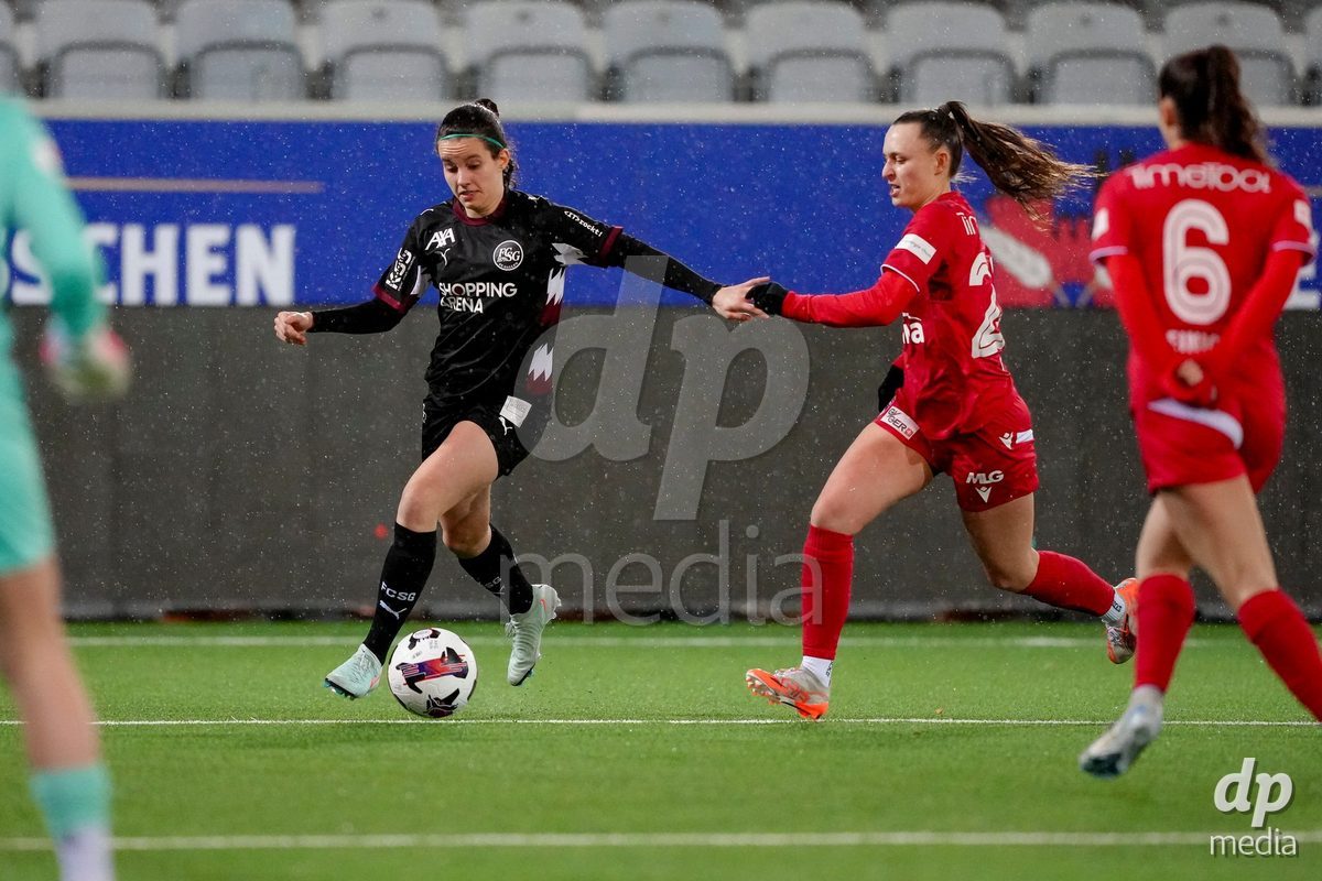Schweiz: AXA Womens Super League 2025/26, FC Thun vs FC St.Gallen 1879 - Stockhorn Arena, Thun: Yael Aeberhard (17 FC St.Gallen) im Duell mit Celine Frey (26 Thun)