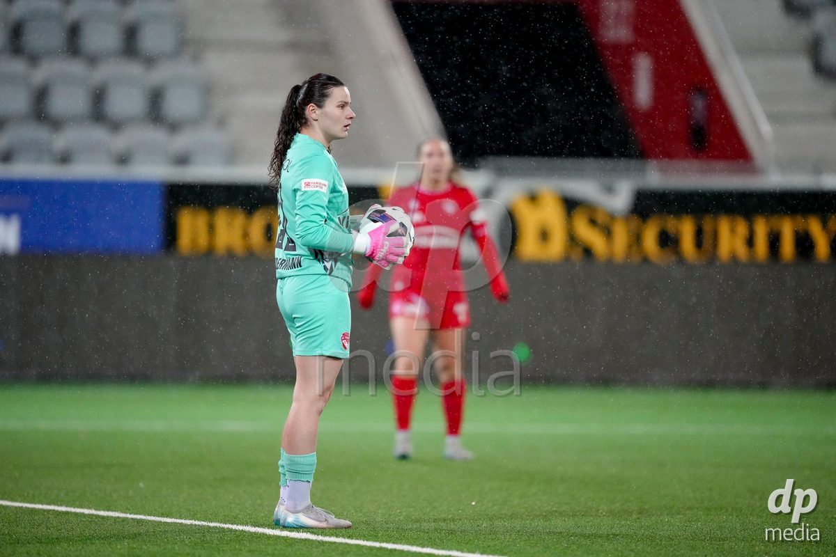 Schweiz: AXA Womens Super League 2025/26, FC Thun vs FC St.Gallen 1879 - Stockhorn Arena, Thun: Michelle Kohler (21 Thun) in Aktion