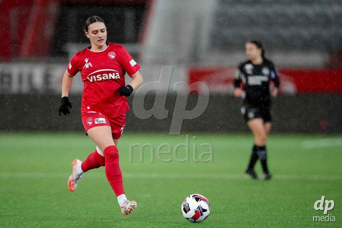 Schweiz: AXA Womens Super League 2025/26, FC Thun vs FC St.Gallen 1879 - Stockhorn Arena, Thun: Jael Jost (77 Thun) in Aktion
