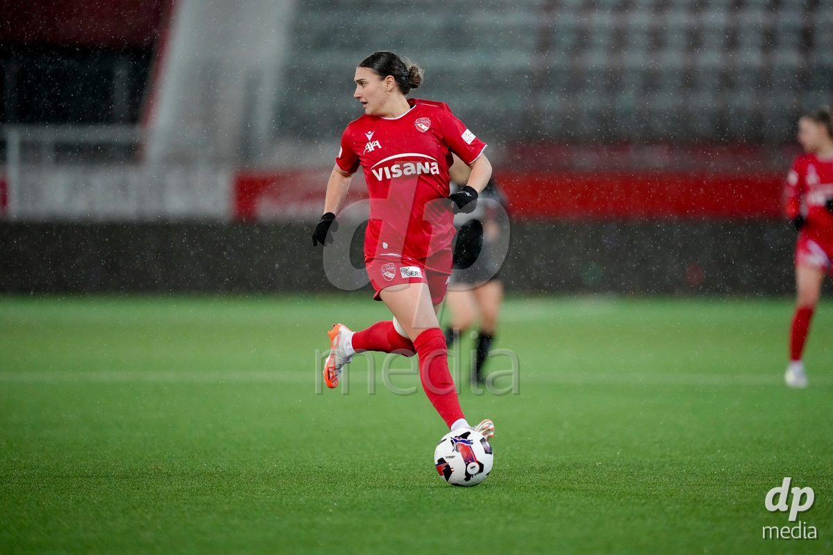 Schweiz: AXA Womens Super League 2025/26, FC Thun vs FC St.Gallen 1879 - Stockhorn Arena, Thun: Jael Jost (77 Thun) in Aktion