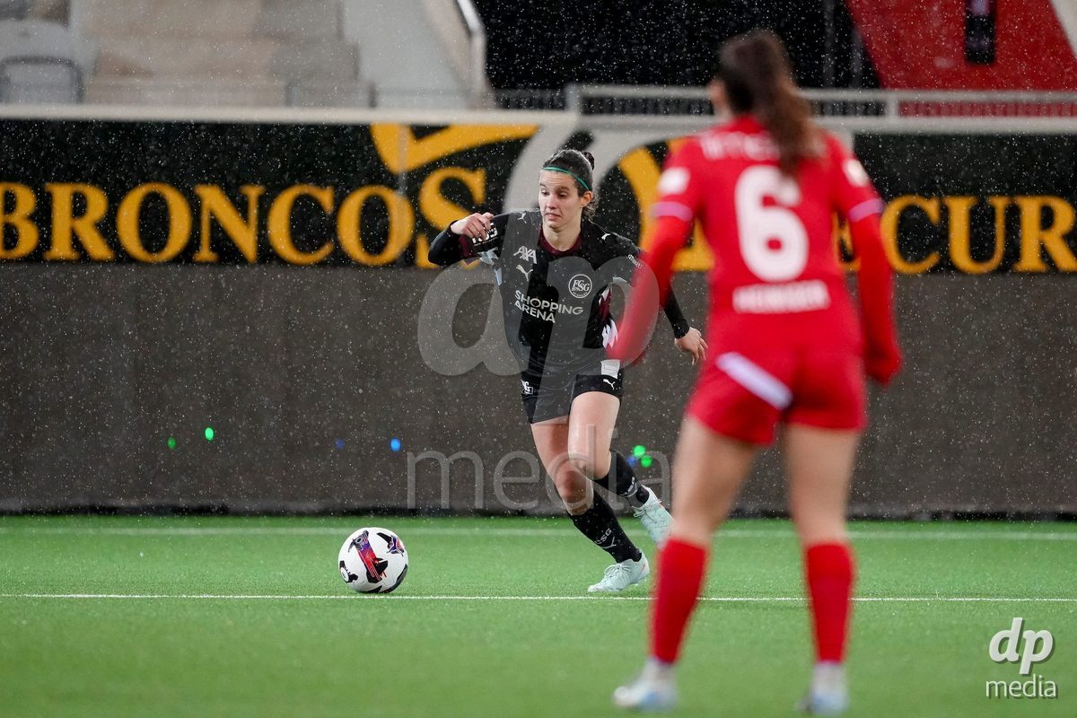 Schweiz: AXA Womens Super League 2025/26, FC Thun vs FC St.Gallen 1879 - Stockhorn Arena, Thun: Yael Aeberhard (17 FC St.Gallen) in Aktion