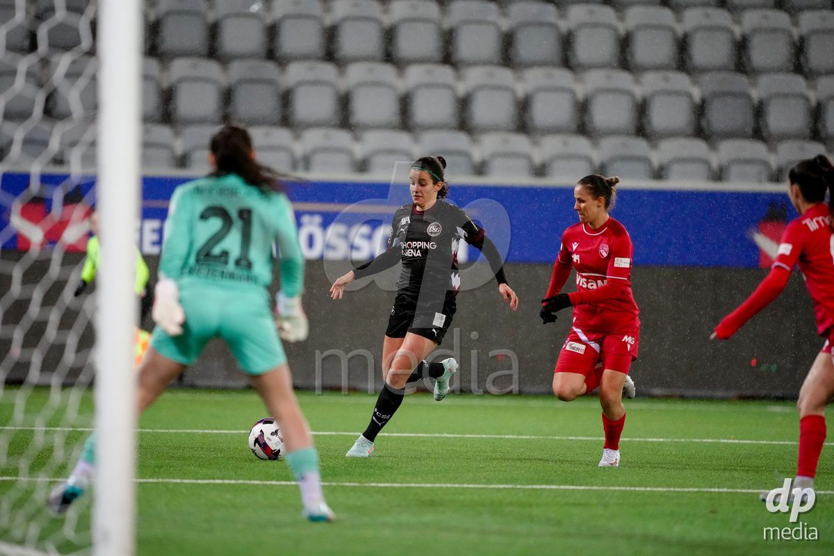 Schweiz: AXA Womens Super League 2025/26, FC Thun vs FC St.Gallen 1879 - Stockhorn Arena, Thun: Yael Aeberhard (17 FC St.Gallen) Yael Aeberhard (17 FC St.Gallen) in Aktion