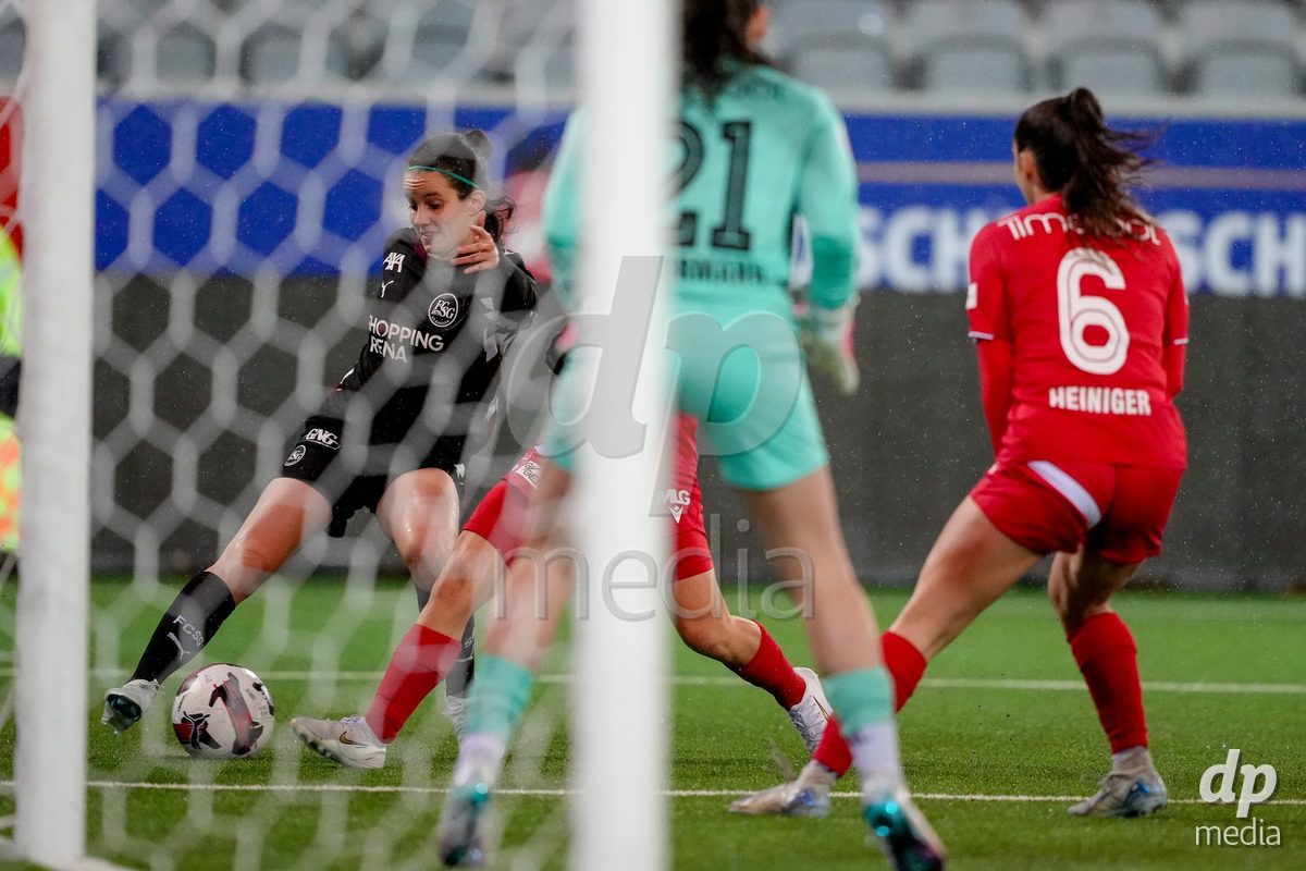 Schweiz: AXA Womens Super League 2025/26, FC Thun vs FC St.Gallen 1879 - Stockhorn Arena, Thun: Yael Aeberhard (17 FC St.Gallen) in Aktion