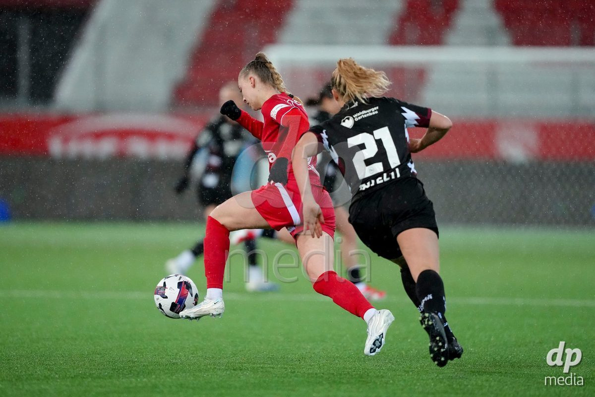 Schweiz: AXA Womens Super League 2025/26, FC Thun vs FC St.Gallen 1879 - Stockhorn Arena, Thun: Celine Schmid (34 Thun) im Duell mit Sina Cavelti (21 FC St.Gallen)
