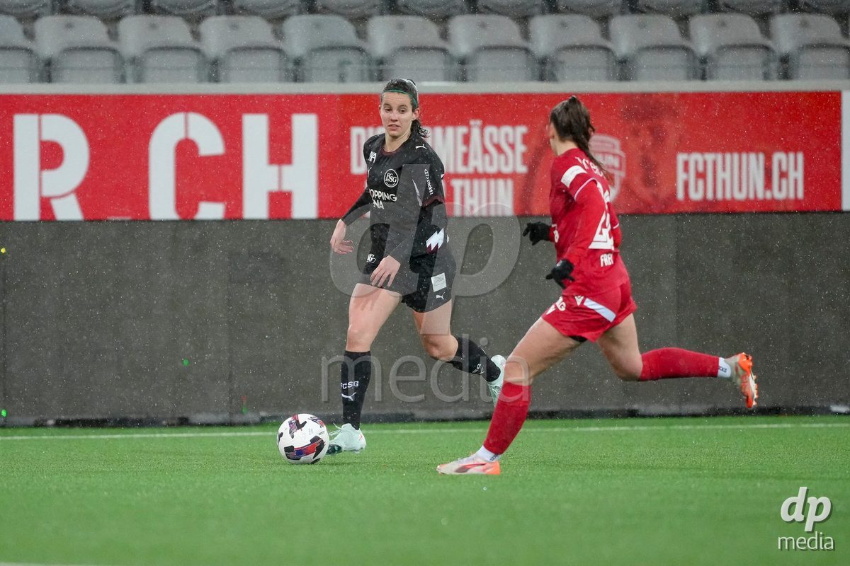Schweiz: AXA Womens Super League 2025/26, FC Thun vs FC St.Gallen 1879 - Stockhorn Arena, Thun: Yael Aeberhard (17 FC St.Gallen) im Duell mit Celine Frey (26 Thun)
