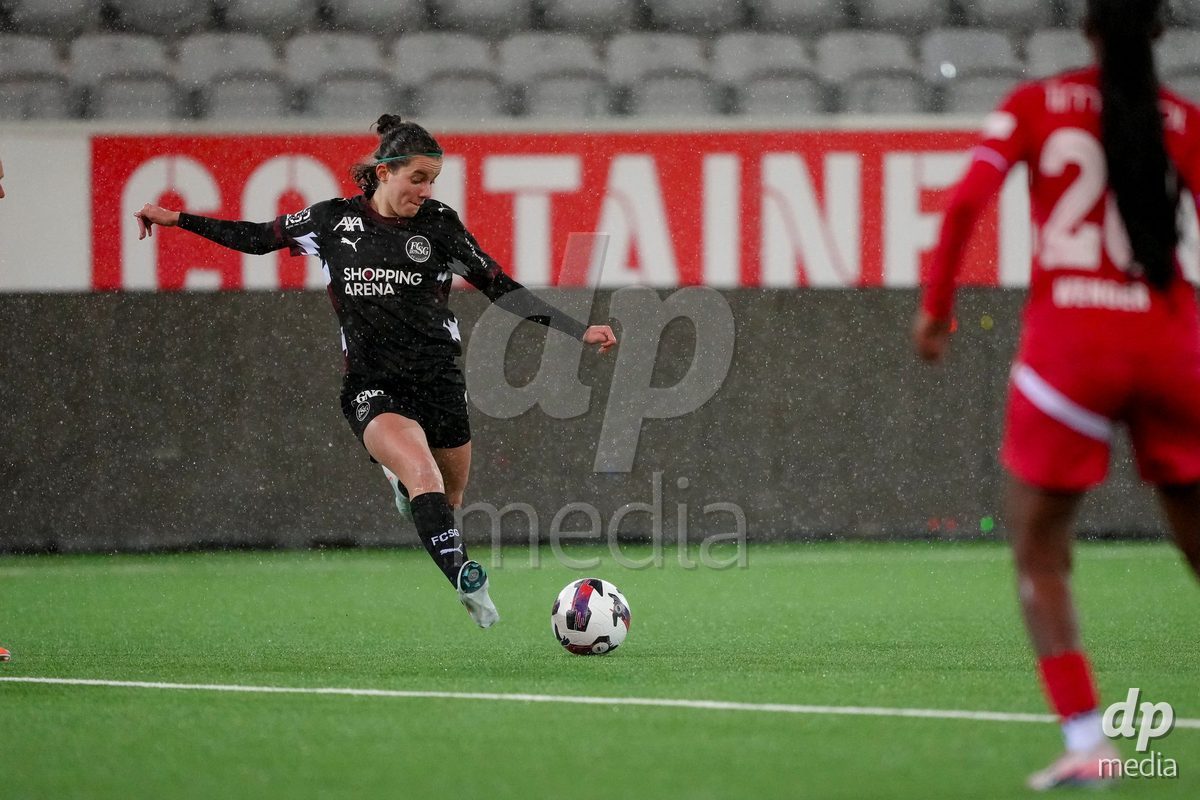 Schweiz: AXA Womens Super League 2025/26, FC Thun vs FC St.Gallen 1879 - Stockhorn Arena, Thun: Yael Aeberhard (17 FC St.Gallen) mit einem Abschluss