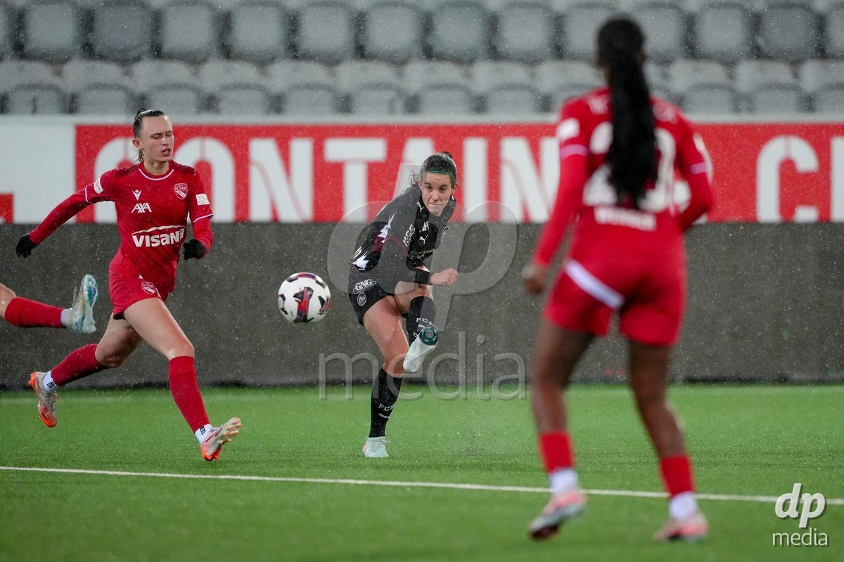 Schweiz: AXA Womens Super League 2025/26, FC Thun vs FC St.Gallen 1879 - Stockhorn Arena, Thun: Yael Aeberhard (17 FC St.Gallen) mit einem Abschluss
