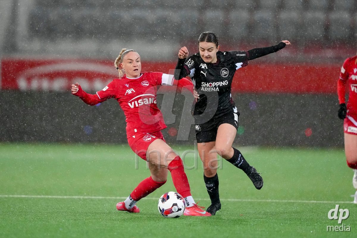 Schweiz: AXA Womens Super League 2025/26, FC Thun vs FC St.Gallen 1879 - Stockhorn Arena, Thun: Shenia Schmid (61 Thun) im Duell mit Anika Seliner (33 FC St.Gallen)